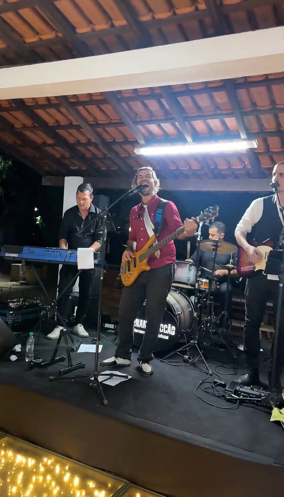 Integrantes da Zero61 tocando ao vivo no palco