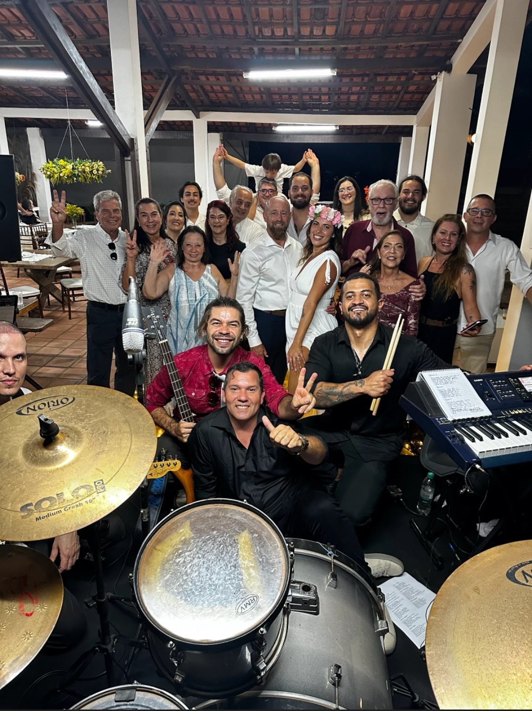 Integrantes da banda reunidos com convidados depois da apresentação